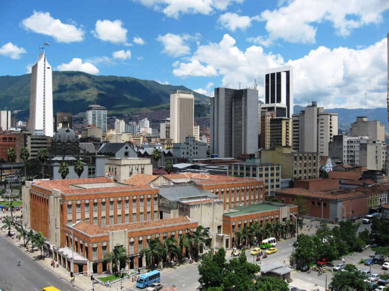 ¿DÓNDE PUEDO ESTUDIAR INGLÉS EN MEDELLÍN?