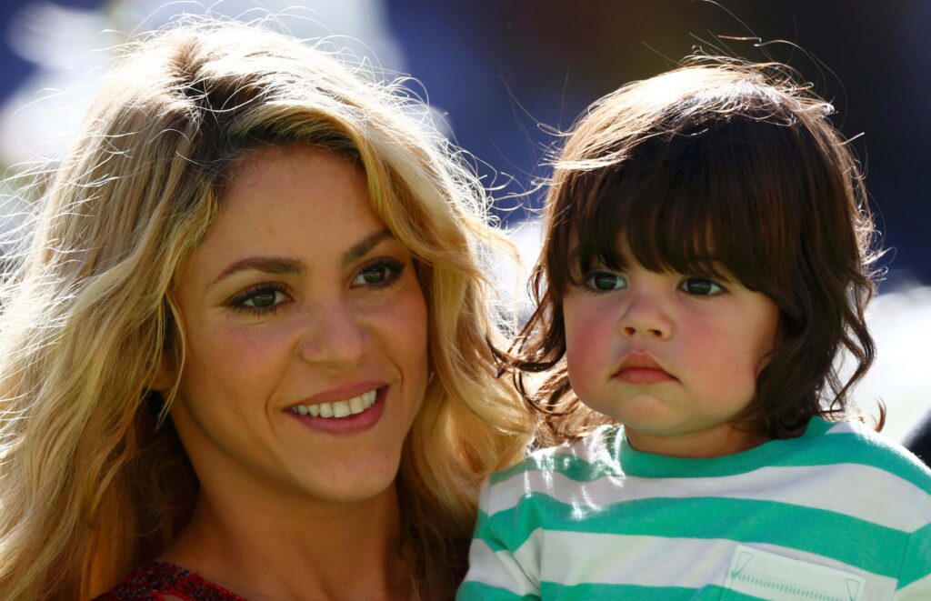 SHAKIRA ENSEÑA 7 IDIOMAS A SU HIJO