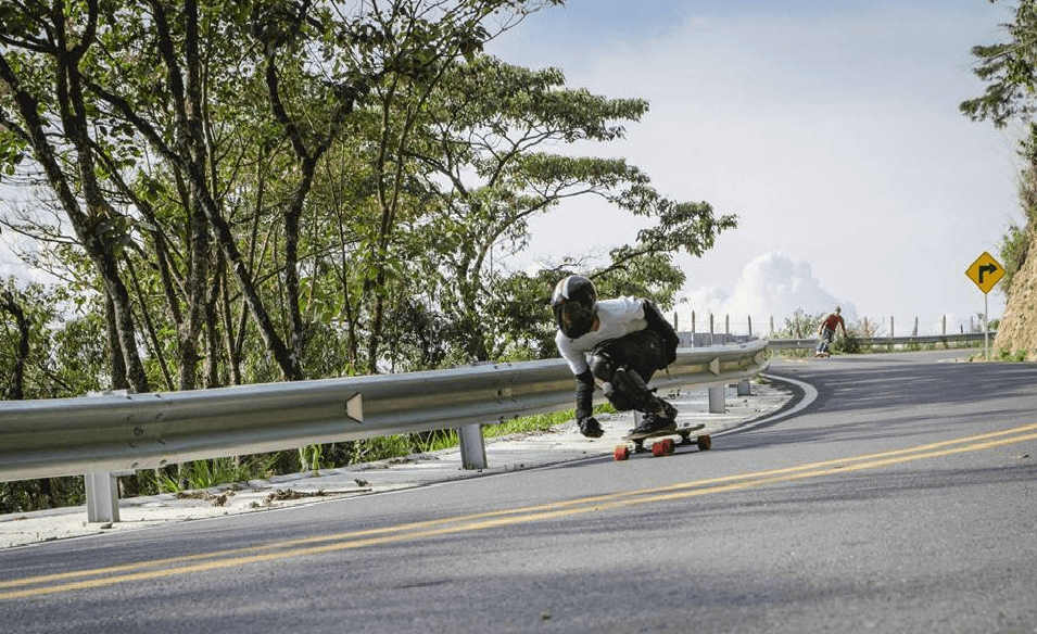 LONGBOARDING: DEPORTE QUE SE TOMA LAS VÍAS DE MEDELLÍN